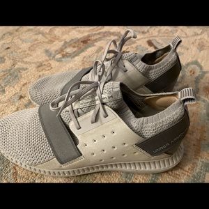 Under Armour women’s grey shoe